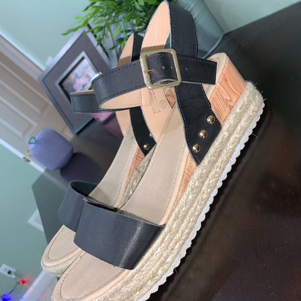 Black strap sandals!🌟